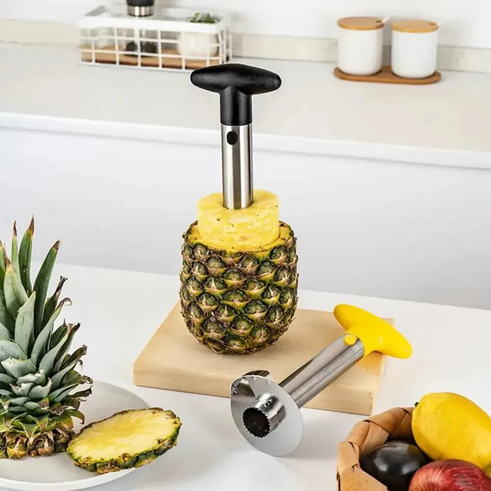 Ustensile pour couper et éplucher un ananas facilement