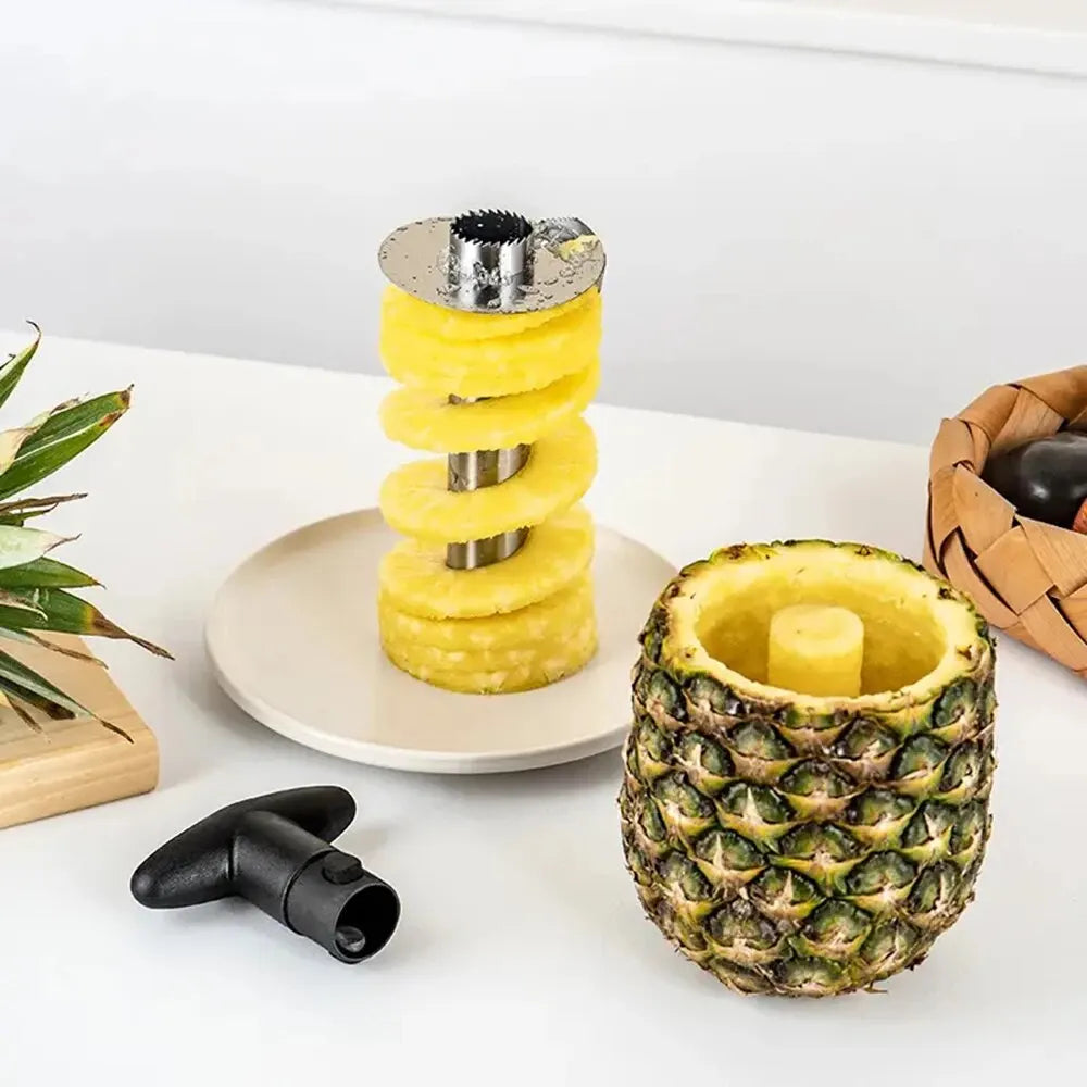 Ustensile pour couper et éplucher un ananas facilement