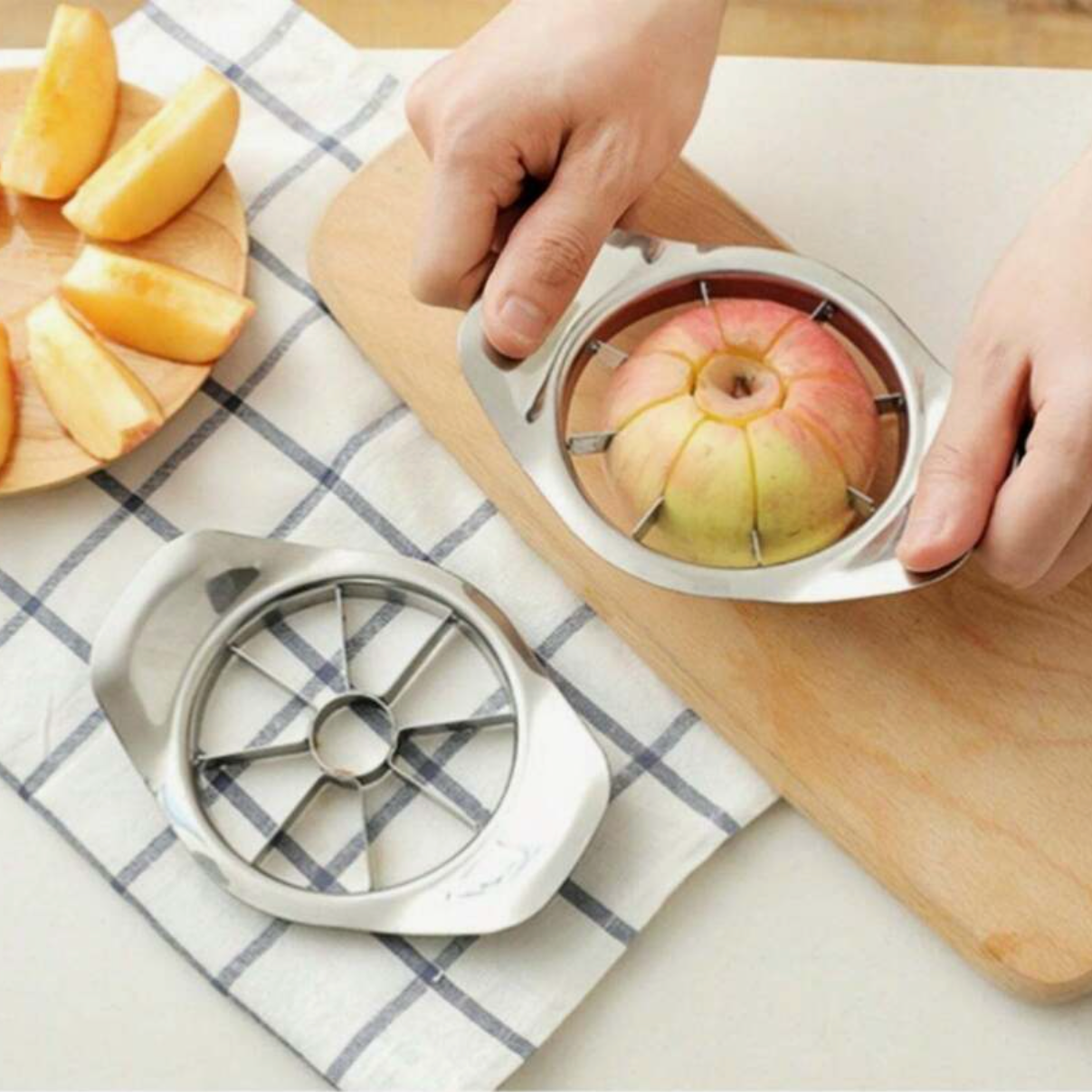 Outil pour évider et trancher les fruits en une pression