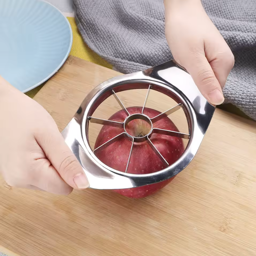 Outil pour évider et trancher les fruits en une pression