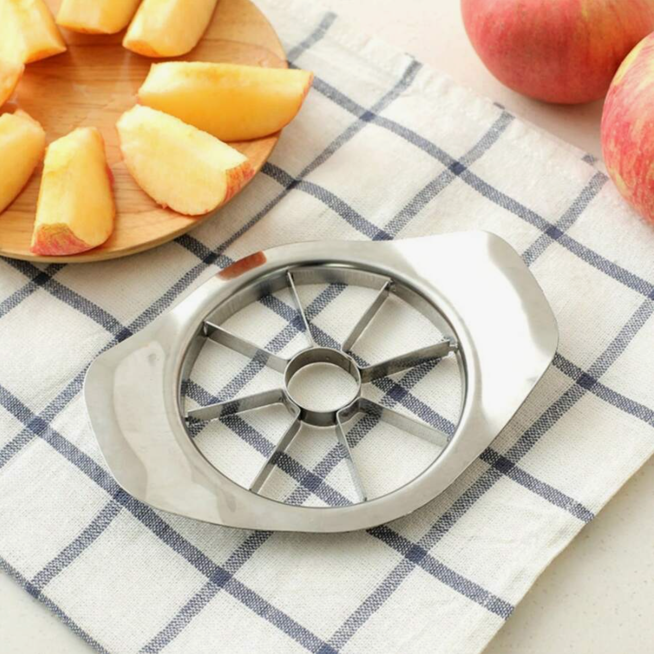 Outil pour évider et trancher les fruits en une pression