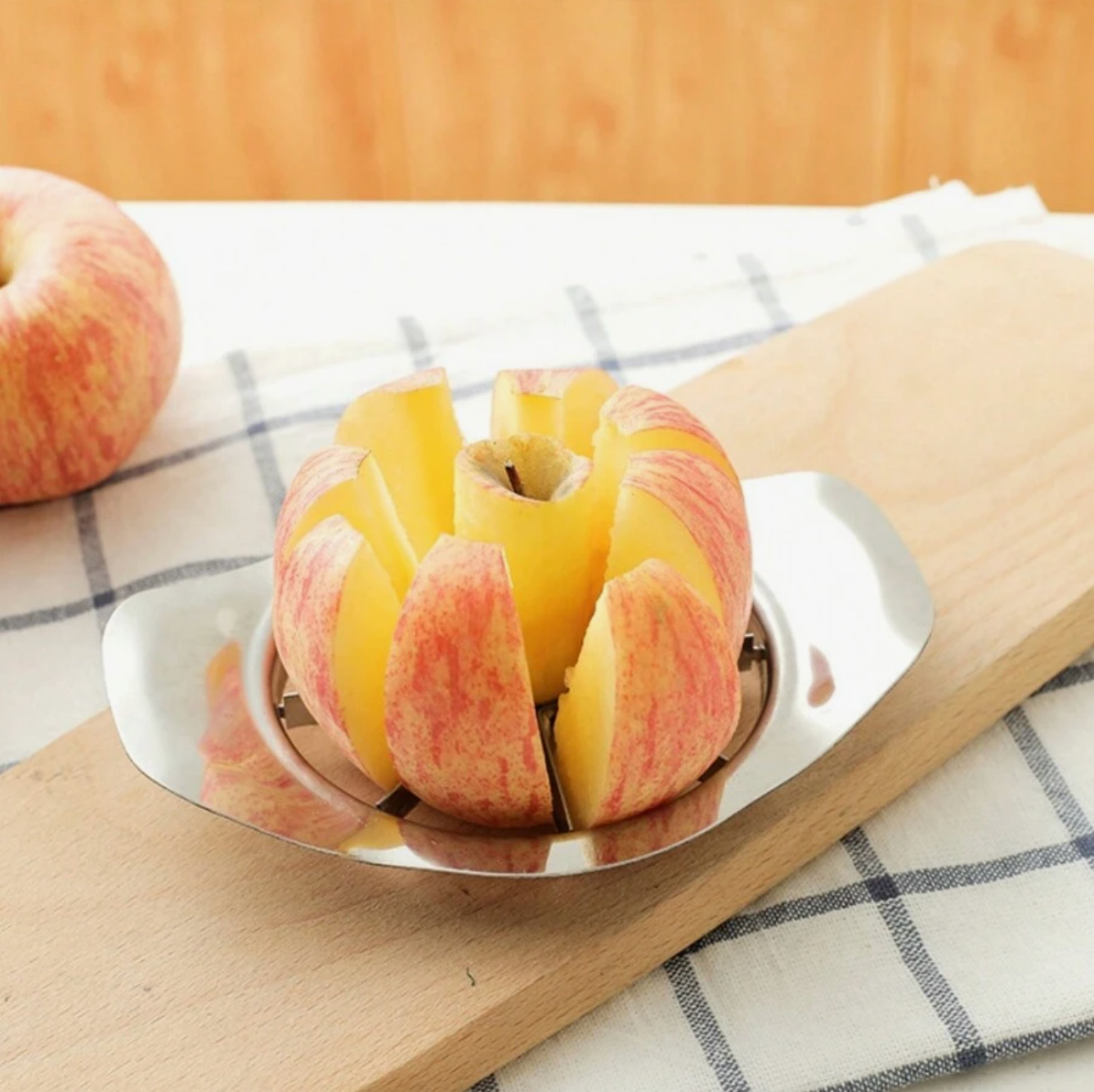 Outil pour évider et trancher les fruits en une pression